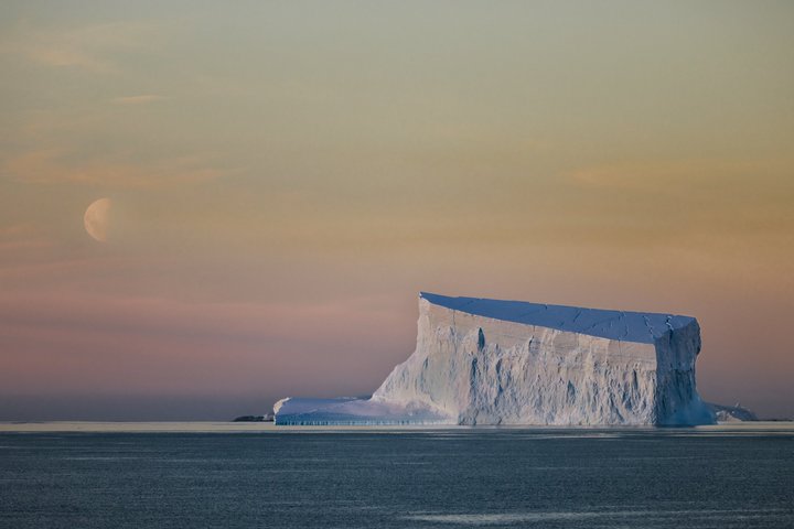 Tafeleisberg im Antarktis Sund bei Mondlicht