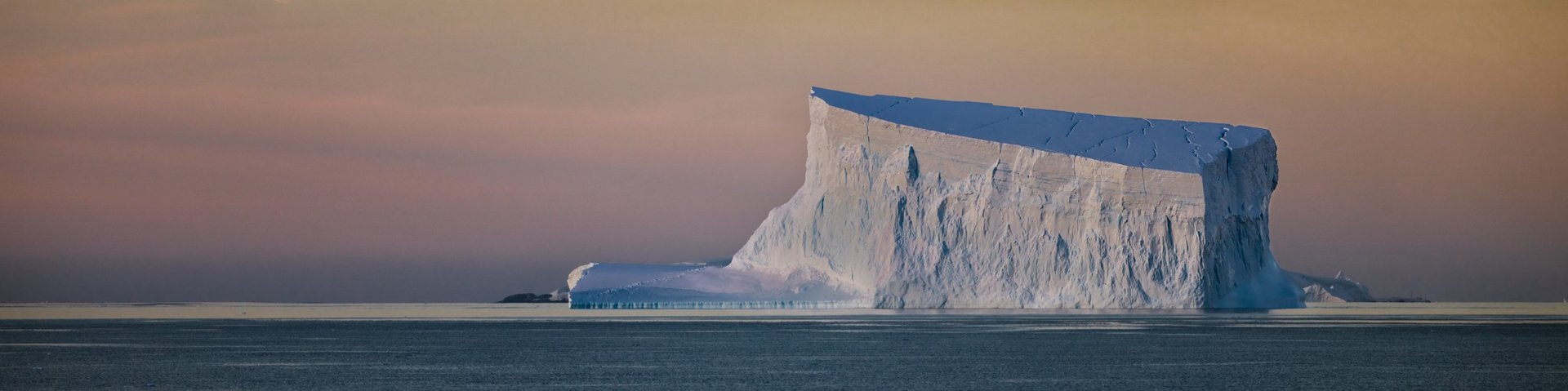 Tafeleisberg im Antarktis Sund bei Mondlicht