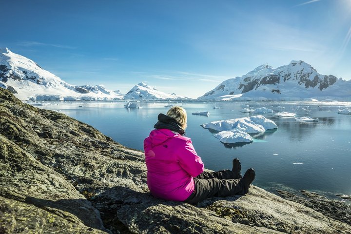 Blick auf eine Bucht mit Eissschollen in der Antarktis