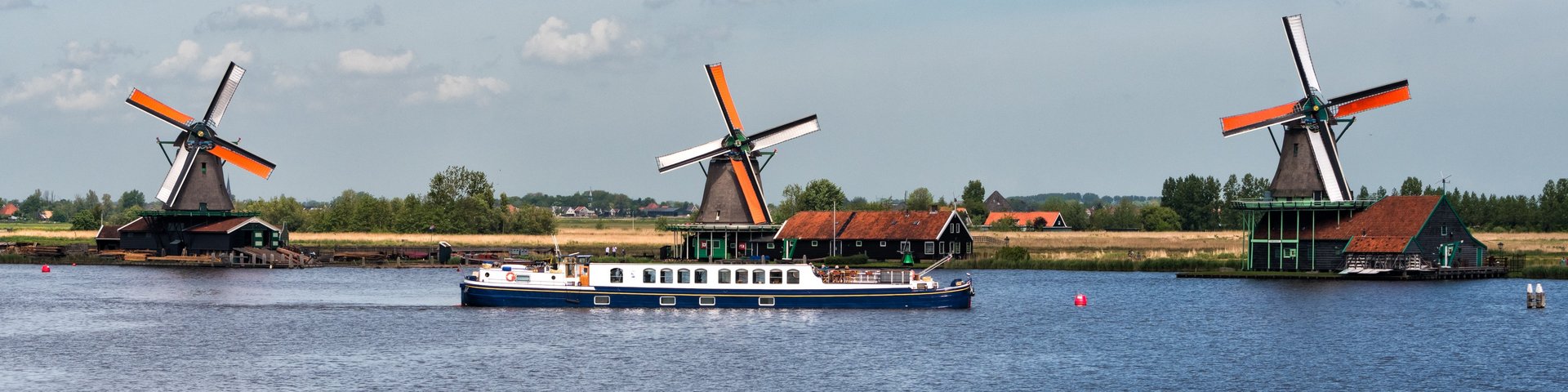 Hotelschiff Panache vor Windmühlen in Holland