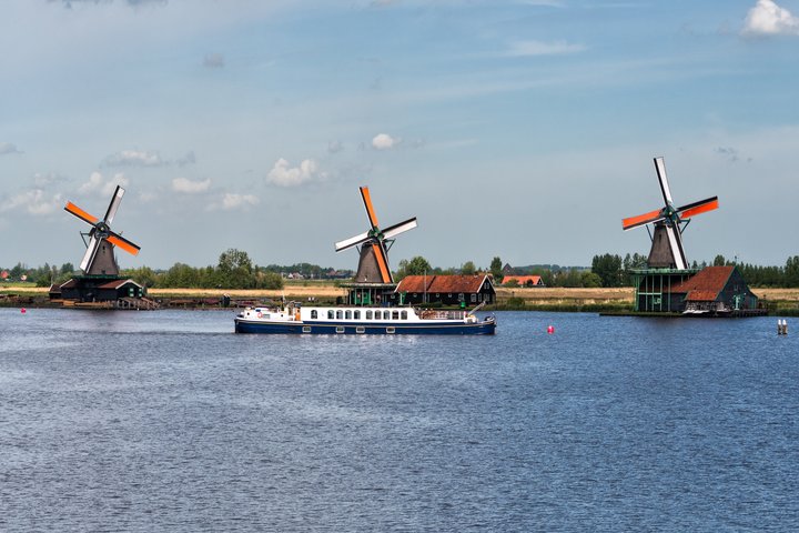 Hotelschiff Panache vor Windmühlen in Holland