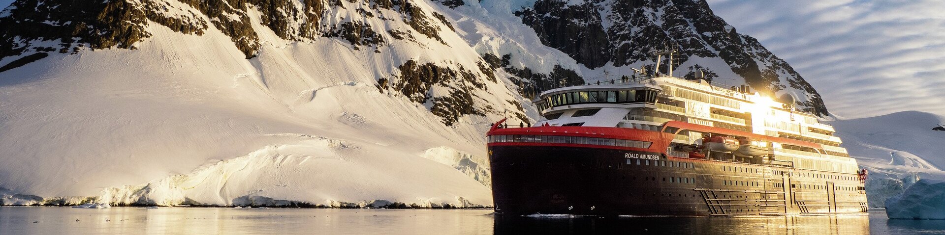 Expeditionsschiff von Hurtigruten im Lemaire Channel