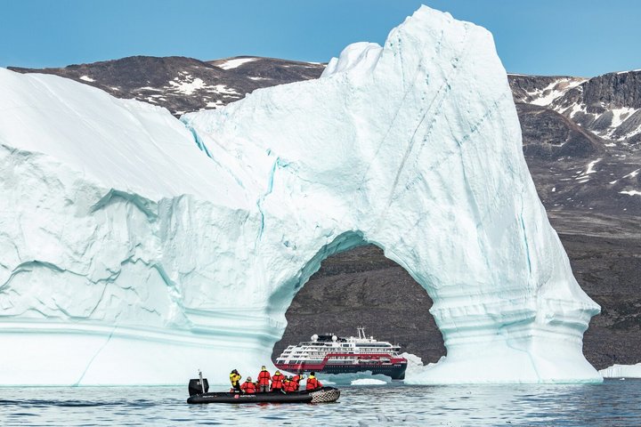Zodiac und Schiff bei einem Eisberg