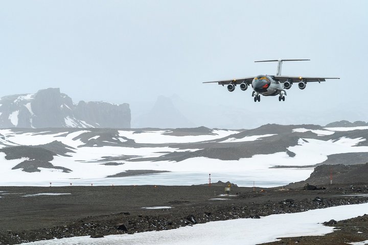 Flugzeug landet auf King George Island in Antarktika