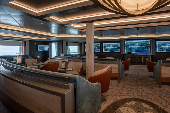 Lecture Lounge auf dem Expeditionsschiff Ocean Albatros