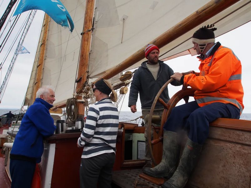Plaudern an Deck auf dem Segelschiff Tecla