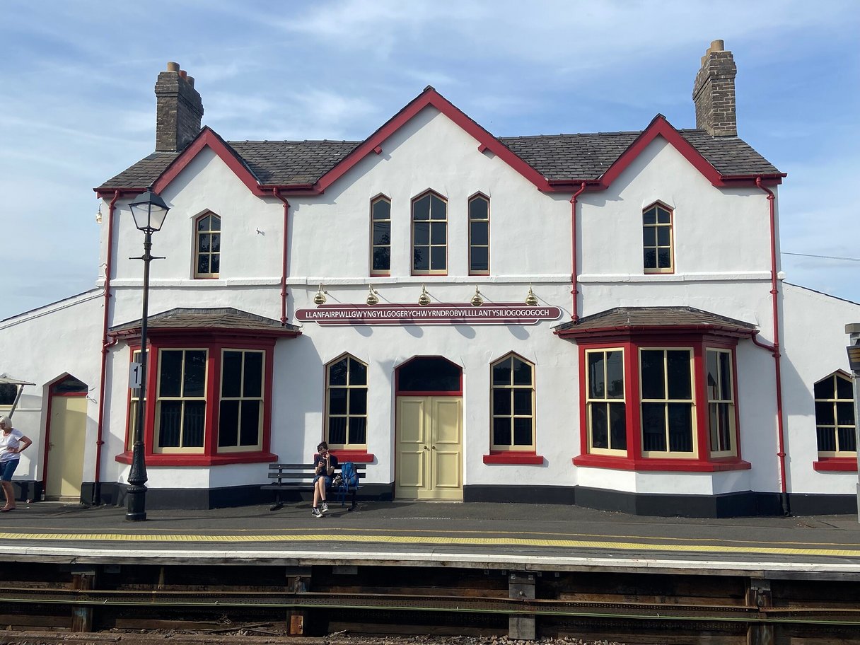 Bahnhof von Llanfairpwllgwyngyllgogerychwyrndrobwllllantysiliogogogoch Bahnhof von Llanfairpwllgwyngyllgogerychwyrndrobwllllantysiliogogogoch