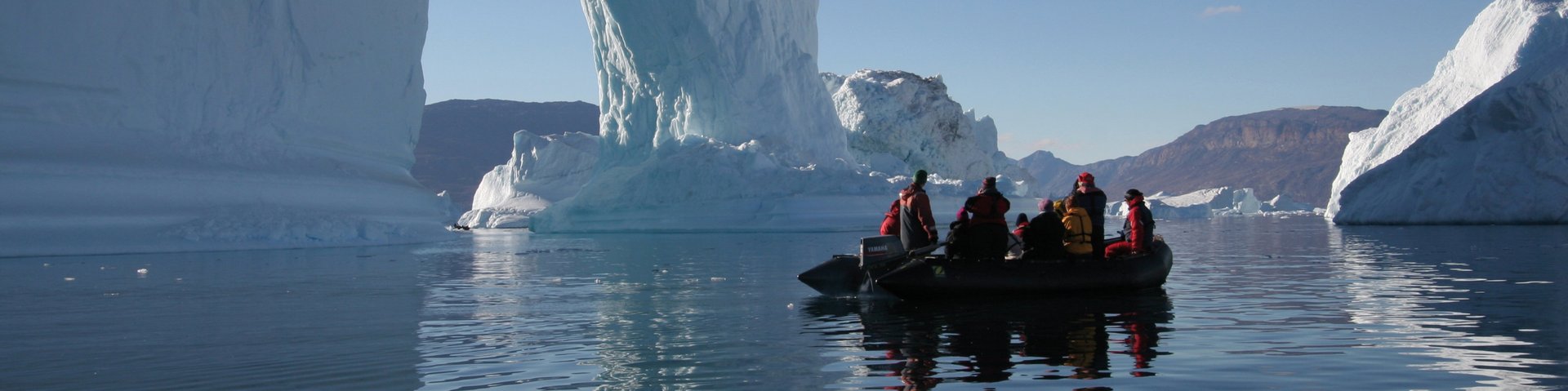 Zodiacfahrt vor einem grossen Eisberg
