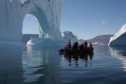 Zodiacfahrt vor einem grossen Eisberg