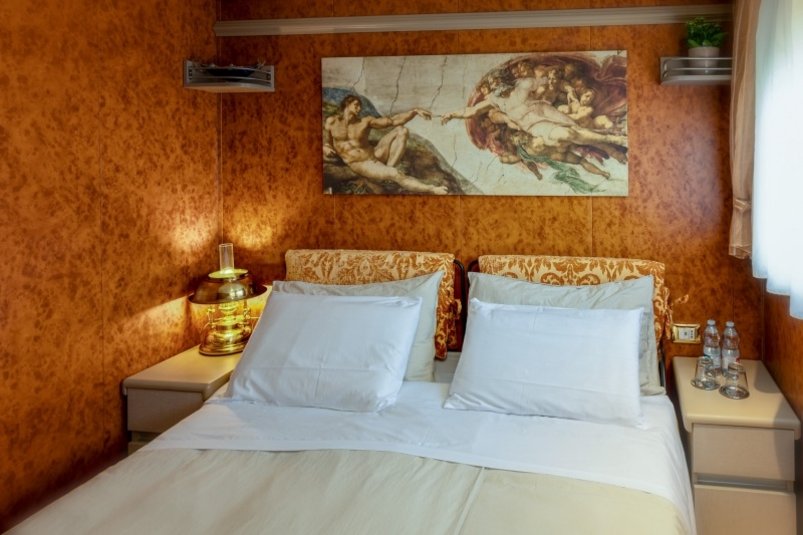Kabine mit Doppelbett an Bord der La Bella Vita