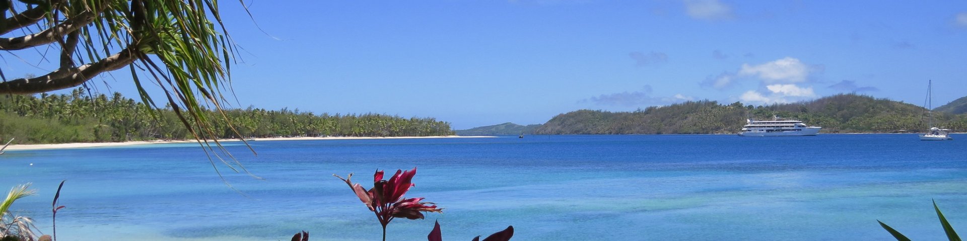 Bucht in der Südsee mit Kreuzfahrtschiff
