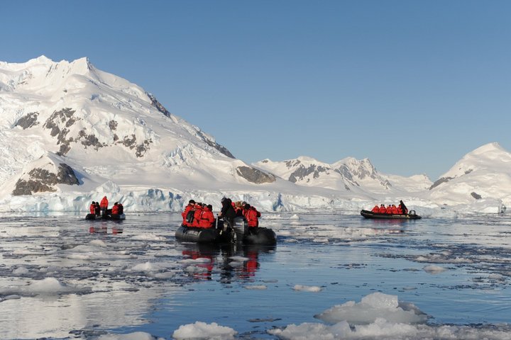 Zodiacfahrt auf Spitzbergen mit Blick auf Gletscher