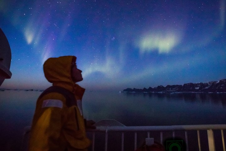 Polarlicht von einem Schiff aus bestaunt