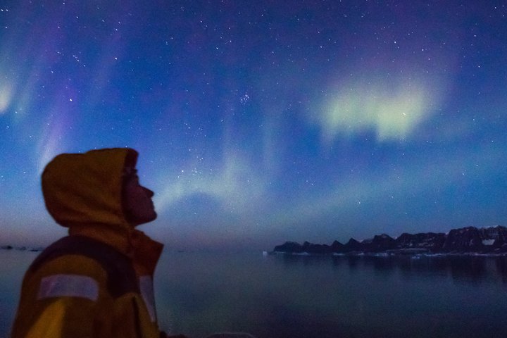 Polarlicht vom Schiff aus bestaunt