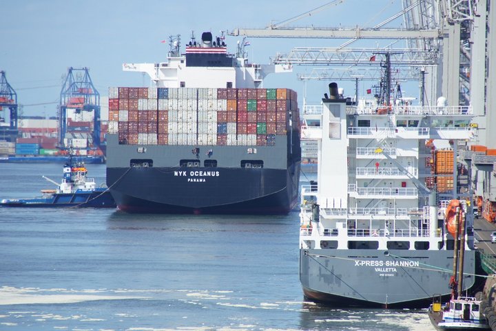 Containerschiff mit Schlepper im Hafen von Rotterdam