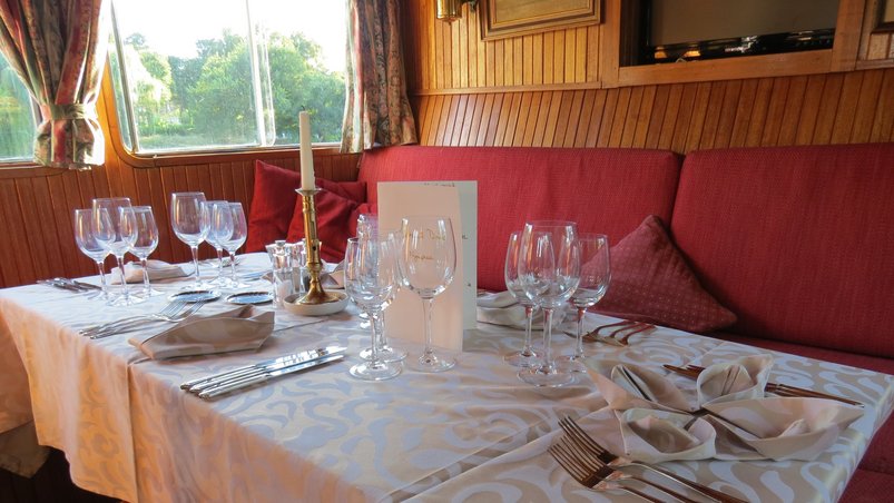 Essbereich auf der Hotelbarge Nymphea