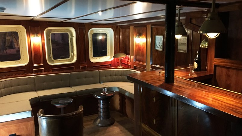 Lounge-Bar an Bord des Expeditionsschiffes Balto