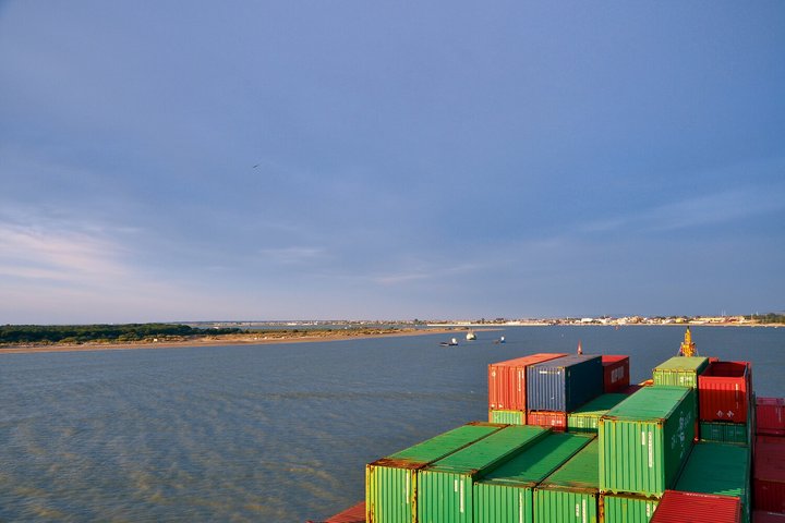 Containerschiff auf einem Fluss Containerschiff auf einem Fluss