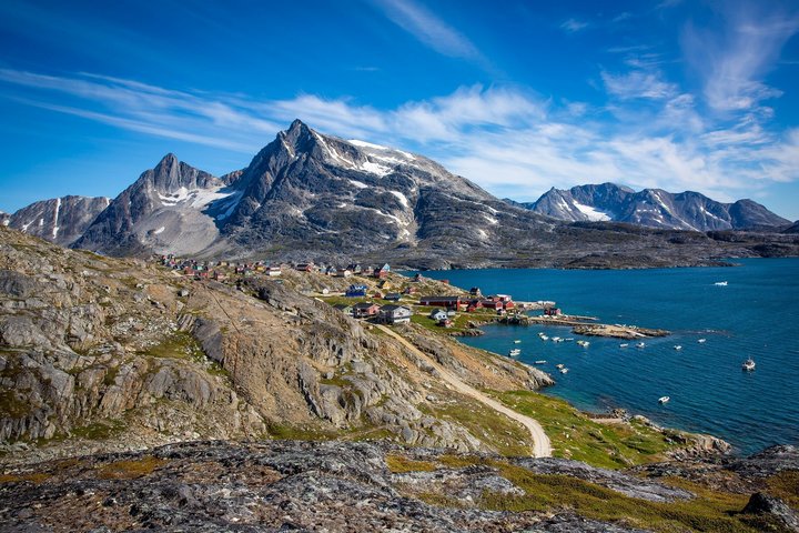 Siedlung in Grönland an einem Fjord