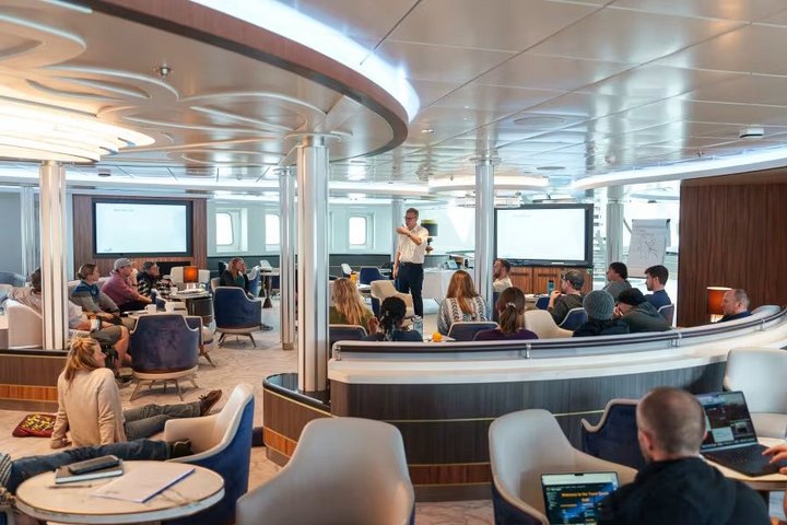 Vortragslounge auf der Ocean Explorer