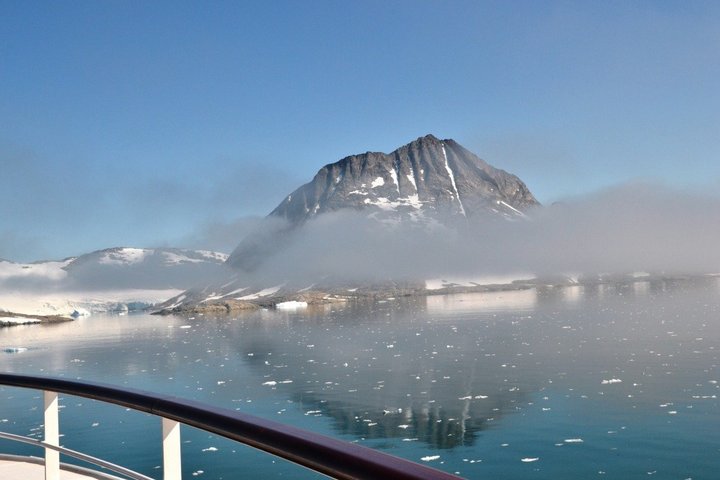 Nebelverhangene Bergspitze auf Spitzbergen