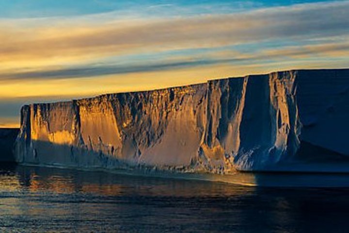 Shelfeis beim Sonnenuntergang in der Antarktis