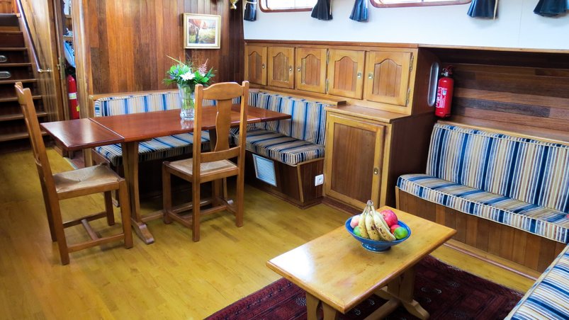 Lounge auf der Hotelbarge Nymphea