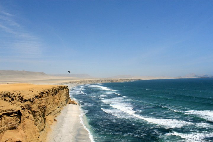 Küste mit Brandung bei Paracas