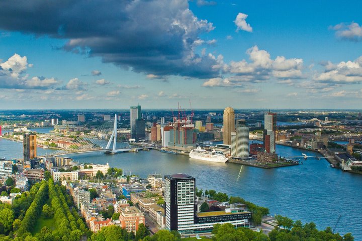 Rotterdam mit Kreuzfahrtterminal Rotterdam mit Kreuzfahrtterminal und Erasmus-Brücke