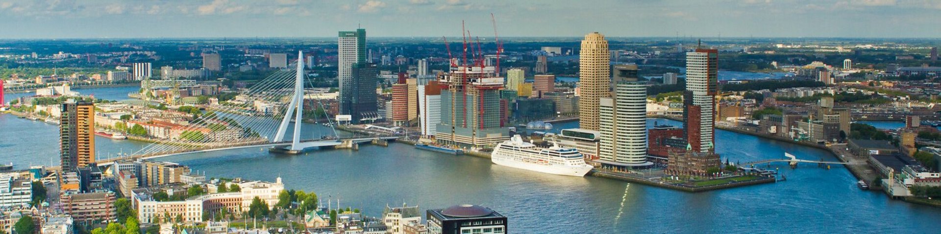 Rotterdam mit Kreuzfahrtterminal Rotterdam mit Kreuzfahrtterminal und Erasmus-Brücke