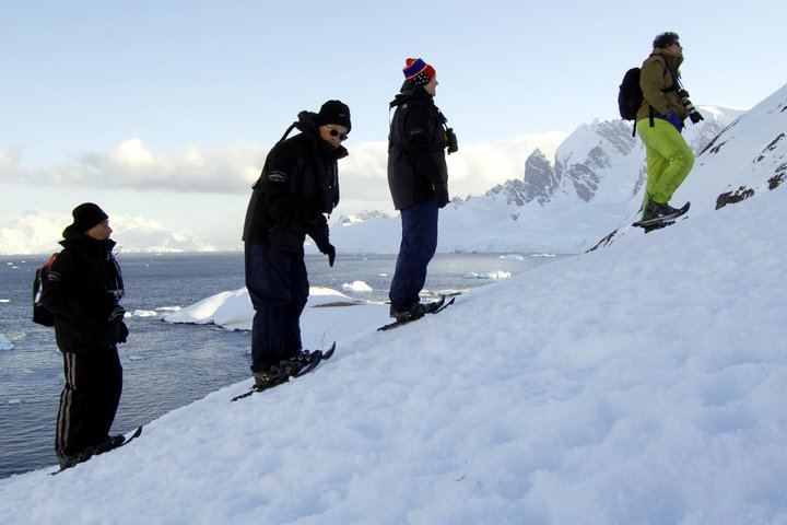Schneeschuhlaufen in einer Polarregion