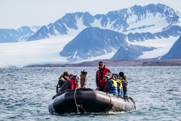 Zodiac in einer Bucht in Spitzbergen Zodiac in einer Bucht in Spitzbergen