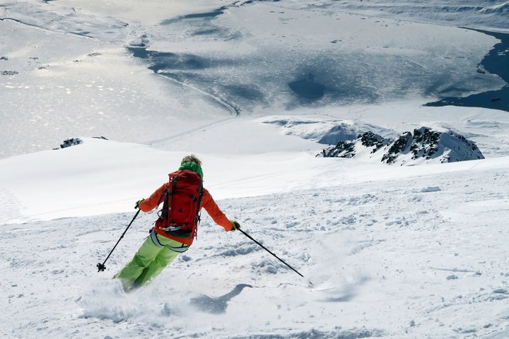 Unberührte Hänge in Spitzbergen mit Skifahrer