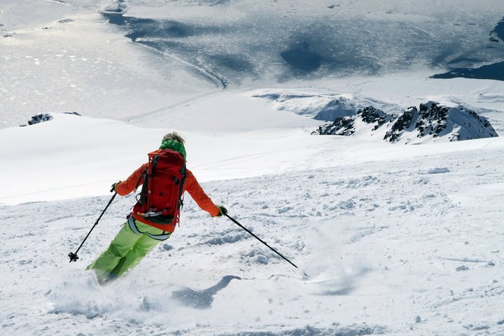 Unberührte Hänge in Spitzbergen mit Skifahrer