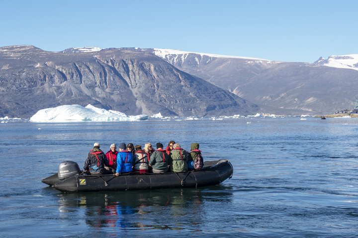 Zodiacfahrt in einem Fjord in Grönland
