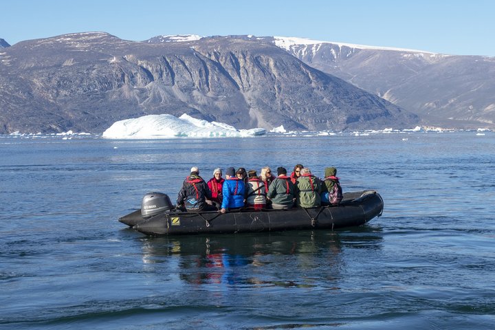 Zodiacfahrt in einem Fjord in Grönland