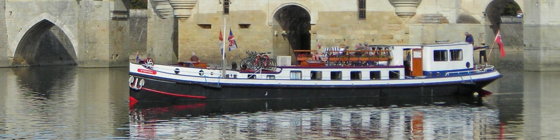 Die Hotelbarge Nymphea vor dem Schloss Chenonceau