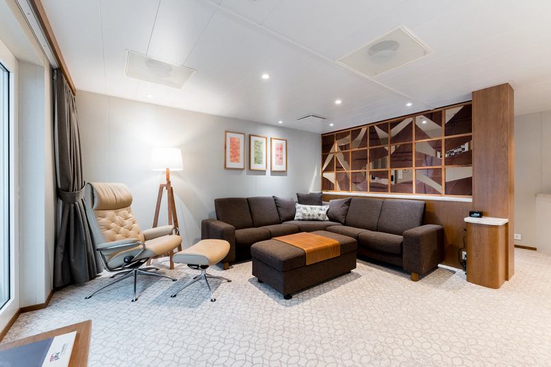 Coral Adventurer Bridge Deck Suite Wohnbereich