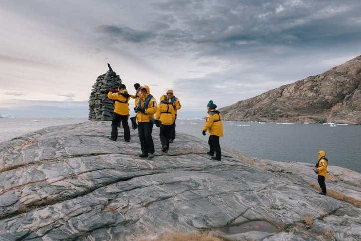 Wandern auf einem Felsen in Grönland