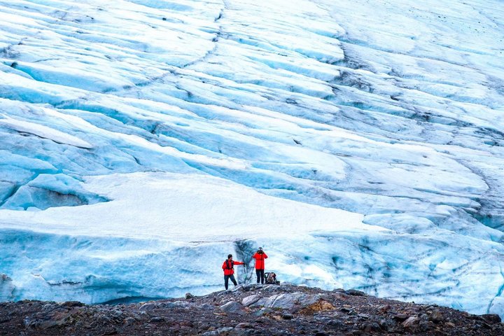 Gletscher in der Arktis mit Menschen im Vordergrund