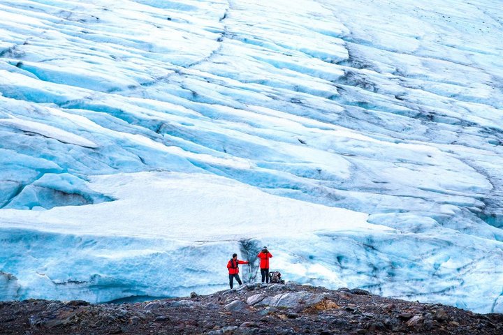 Gletscher mit Menschen im Vordergrund
