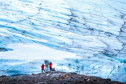 Gletscher mit Menschen im Vordergrund