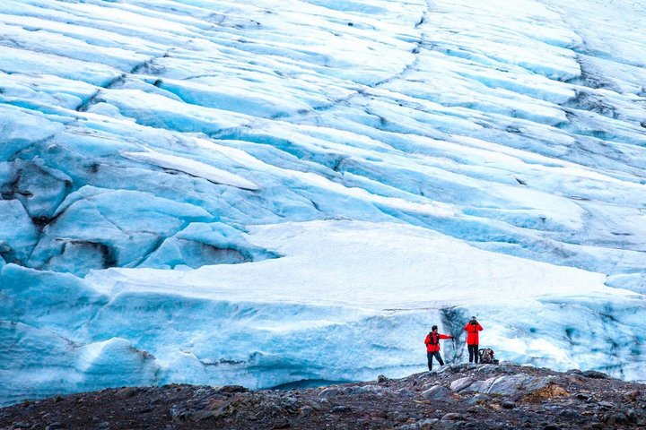 Gletscher in der Arktis mit Menschen im Vordergrund