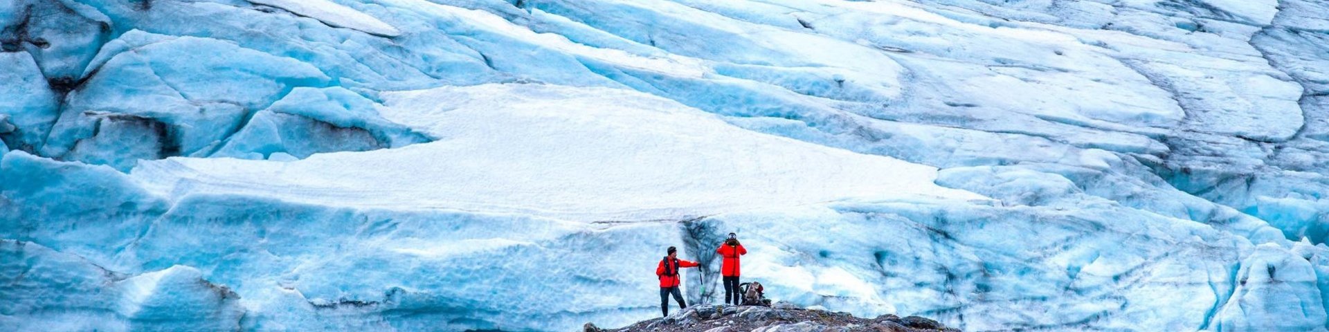 Gletscher mit Menschen im Vordergrund