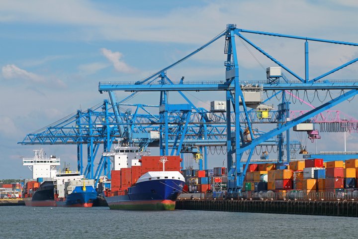 Hafen von Rotterdam mit Containerschiffen