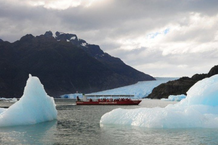 Begleitboot von Skorpios vor dem San Rafael Gletscher