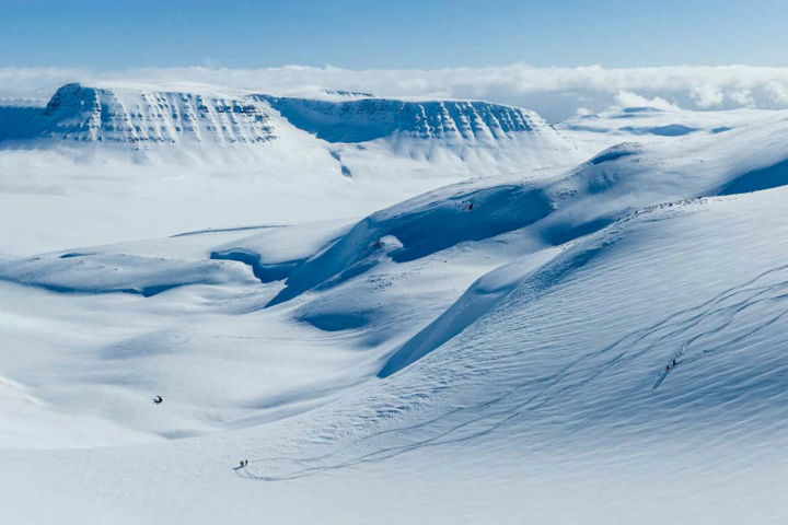 Verschneite Berglandschaft in Grönland