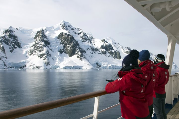 Passagiere an der Reling auf einer Antarktisreise