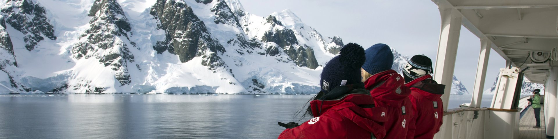 Antarktis von Deck eines Expeditionskreuzfahrtschiffes geniessen
