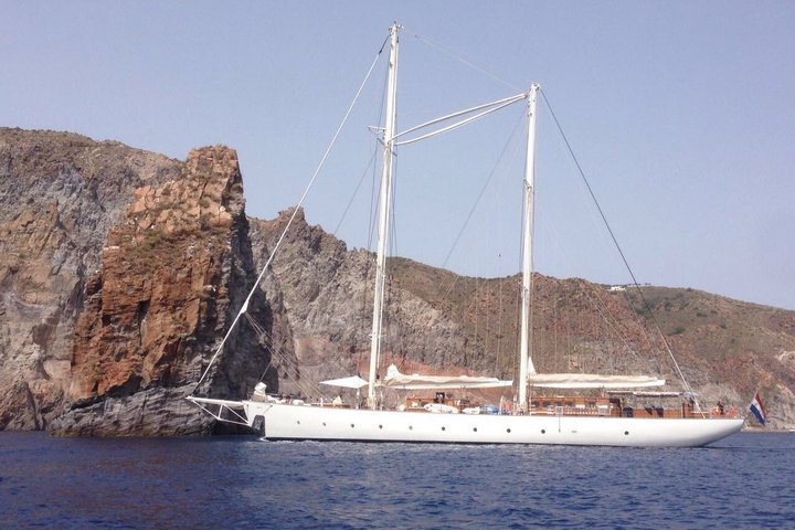 Rhea ankert vor Capri